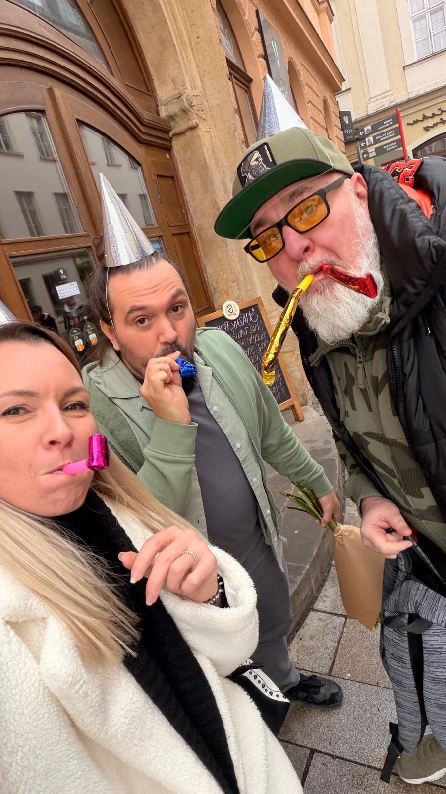 Romana, Michal a Tomáš v oslavných klobúčikoch s píšťalkami na ulici