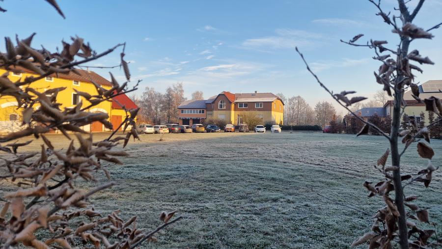 Centrum Červeněves a lúka so zamrznutou trávou