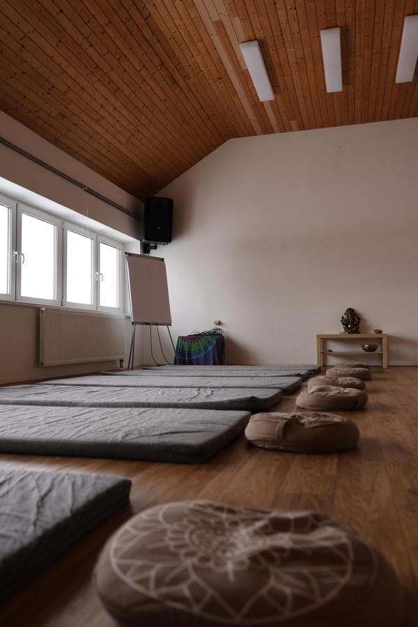 Sála s podložkami a meditačnými vankúšmi