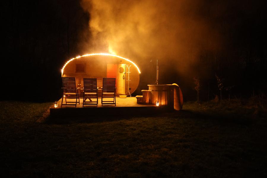 Sauna večer, pri svetle lampiónov